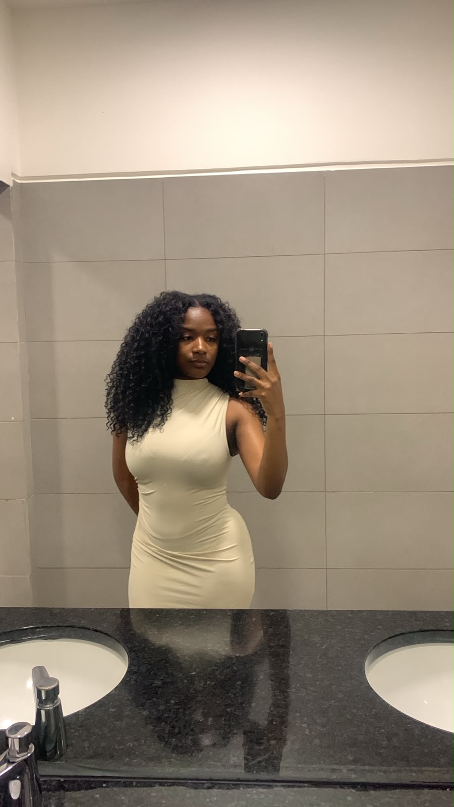 Georgina Tomás de vestido creme, selfie no espelho