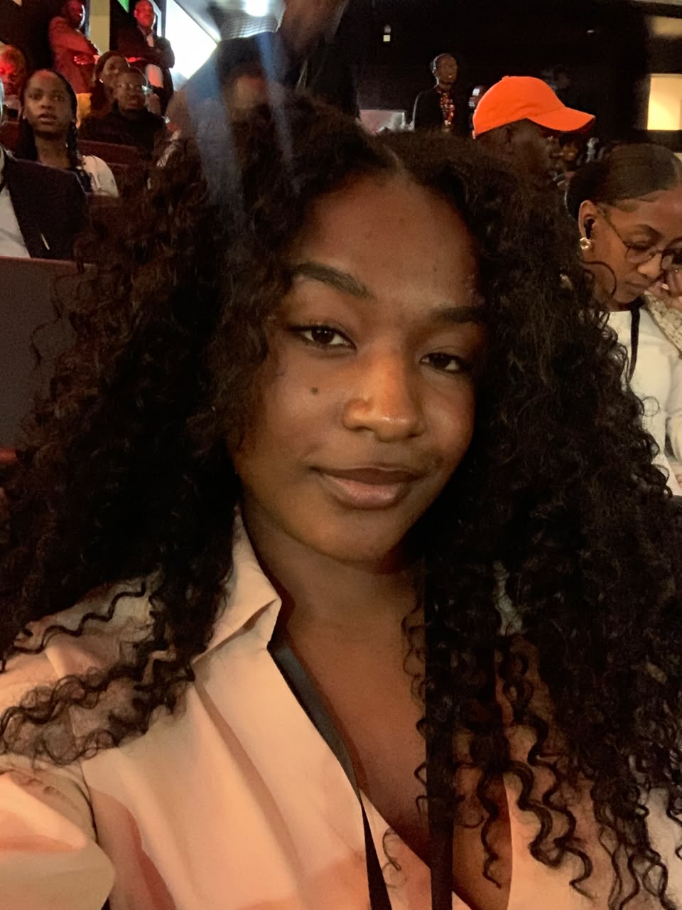 Georgina Tomás de cabelo encaracolado, selfie num auditório