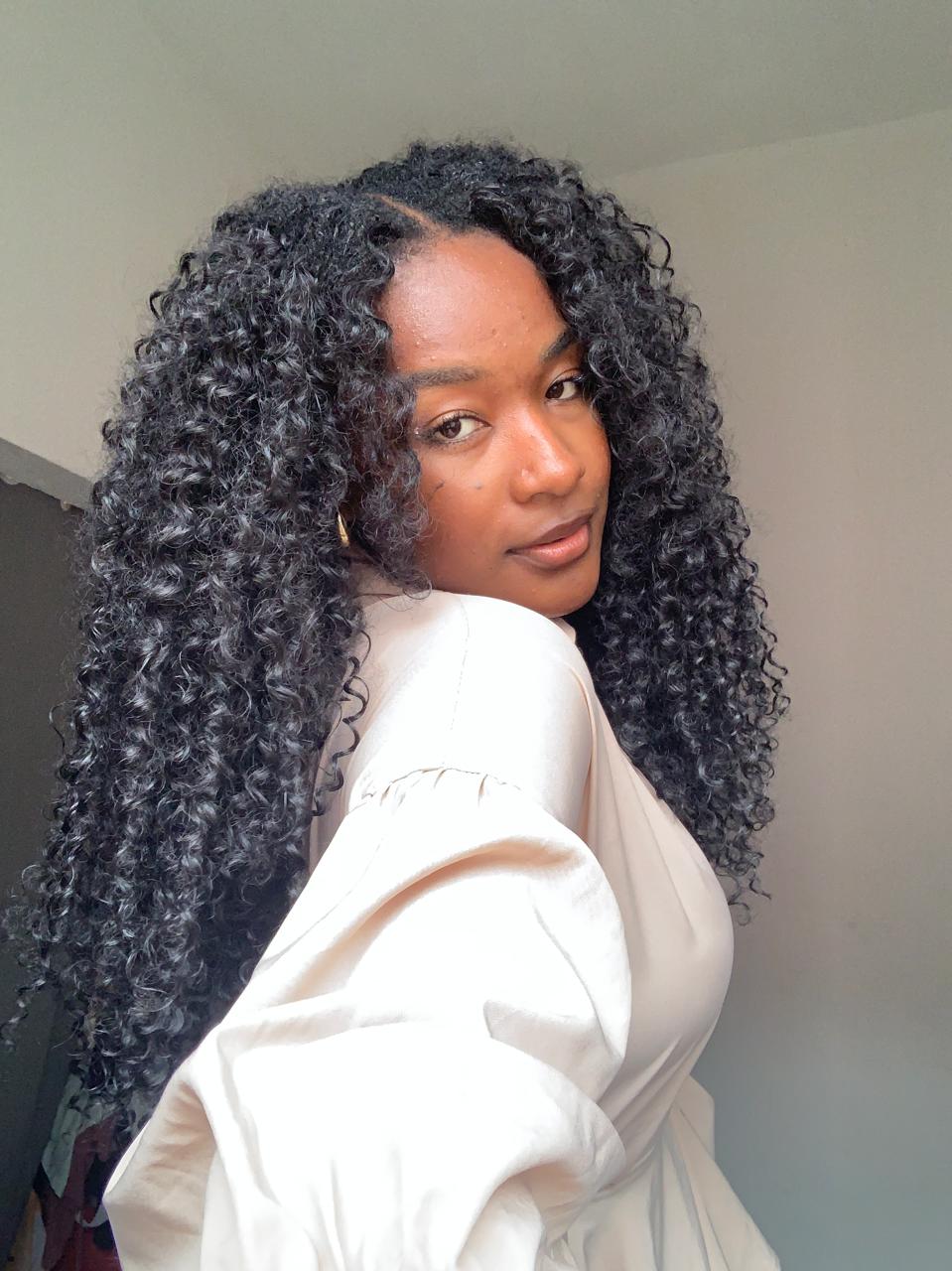 Georgina Tomás a olhar por cima do ombro, com cabelo encaracolado